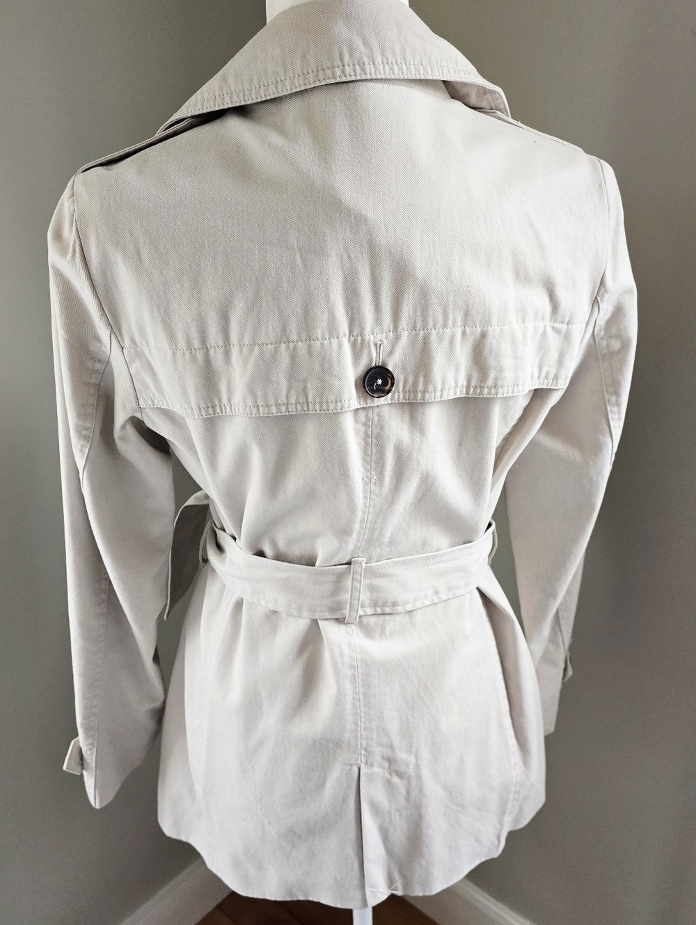 Classic Women's Beige Double-Breasted Trench Coat with Belt - Size Sm - Picture 3 of 4
